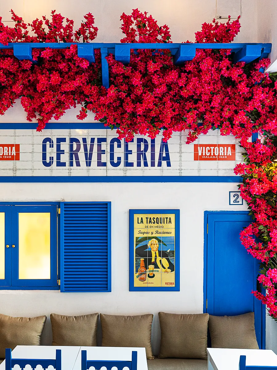 La cervecería: buganvillas, azulejos y contraventanas azules