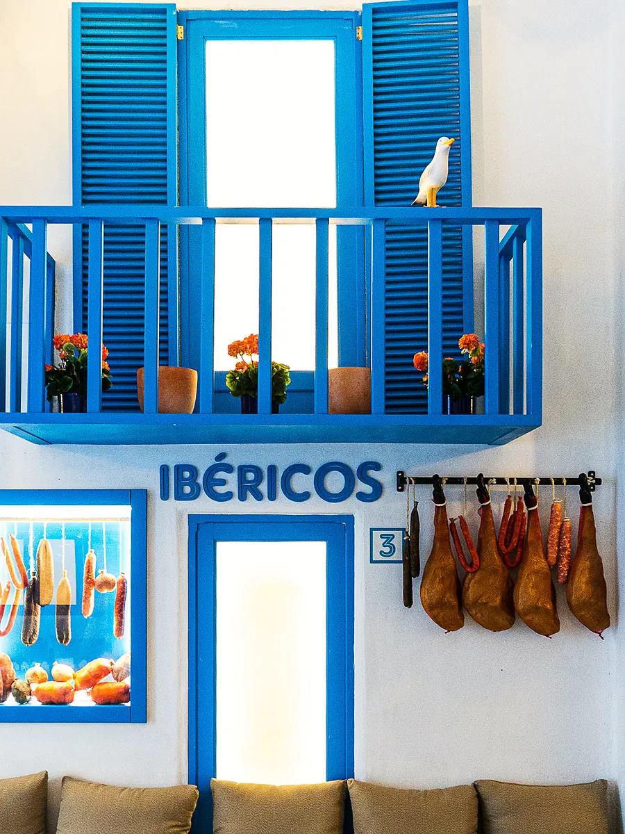 El balcón azul y el rincón de los ibéricos