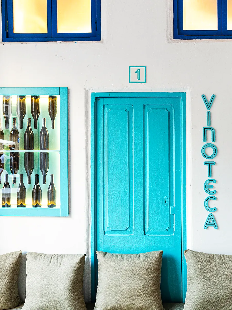 La vinoteca y su puerta turquesa